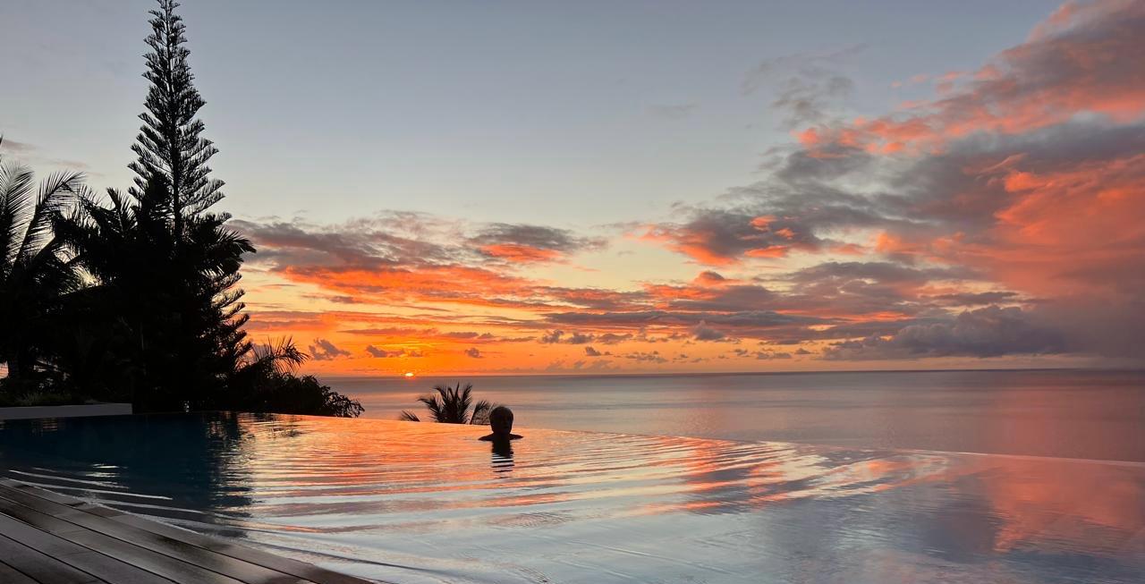 Piscine à débordement au coucher du soleil — Blue Bay
