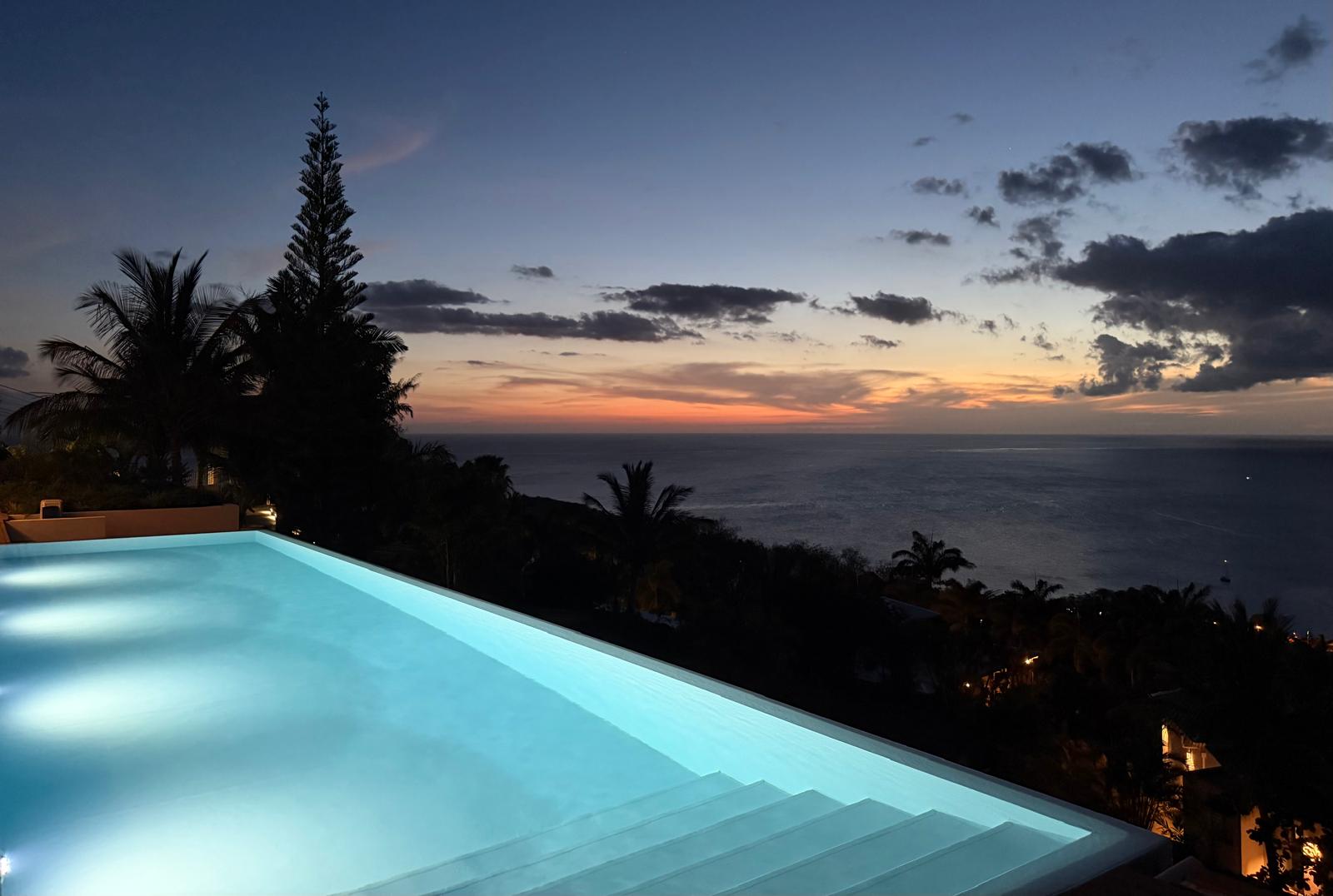 Piscine à débordement illuminée au crépuscule — Grand Bay